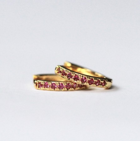 Hoops med røde krystaller