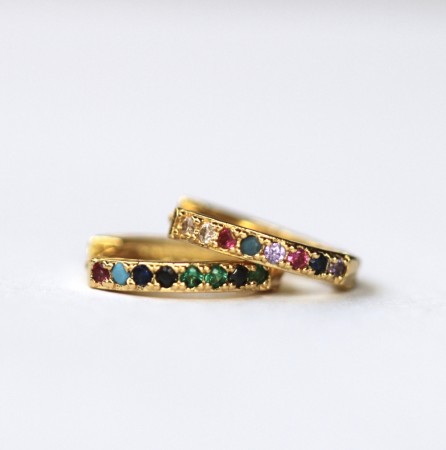 Hoops med fargede krystaller